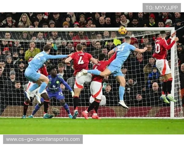 曼联外线传中致对方混乱，最终补射破门，展现绝佳战术