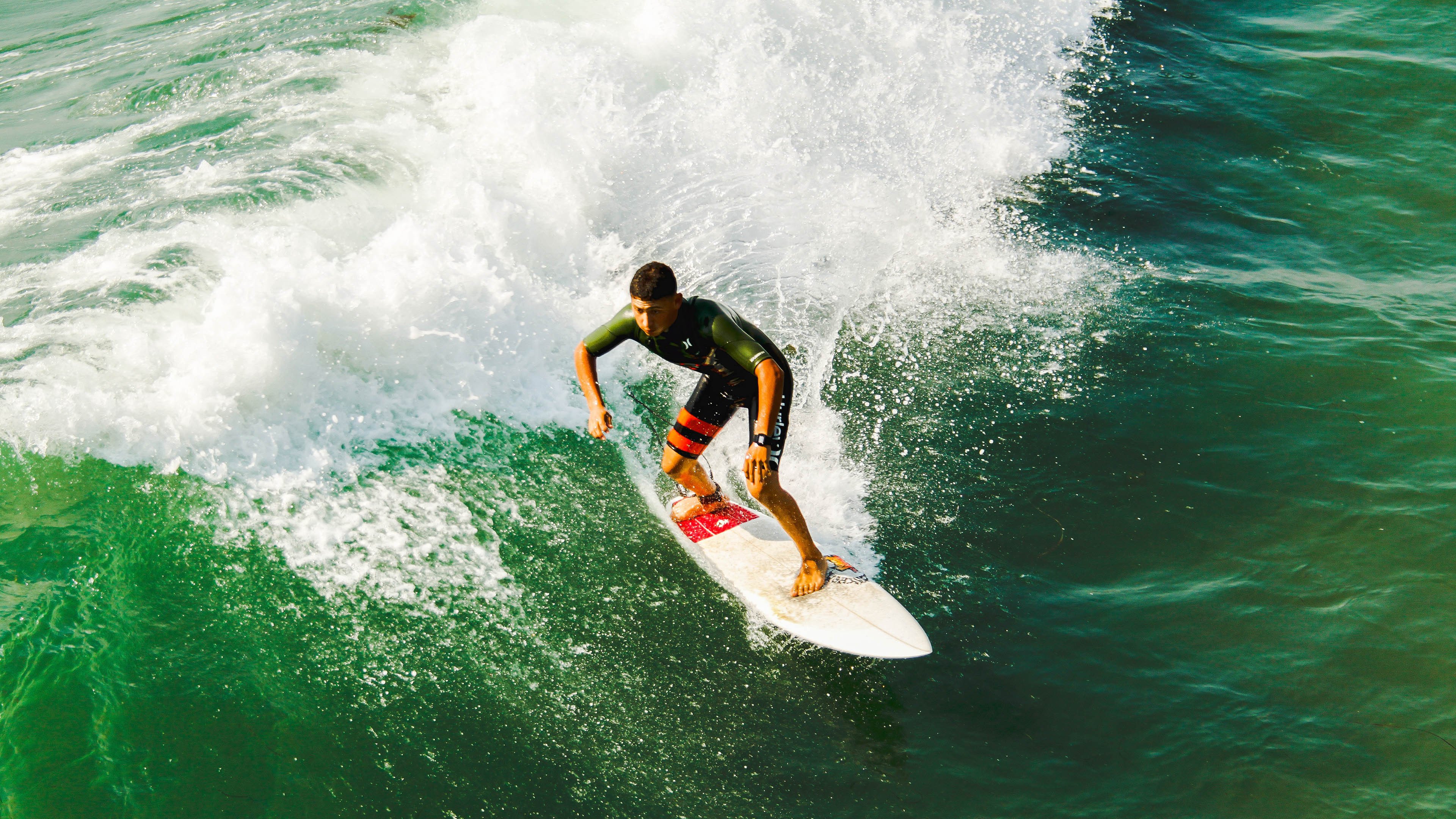 出发反应时间与蝶泳前段优势相关性高，蝶泳出发动作
